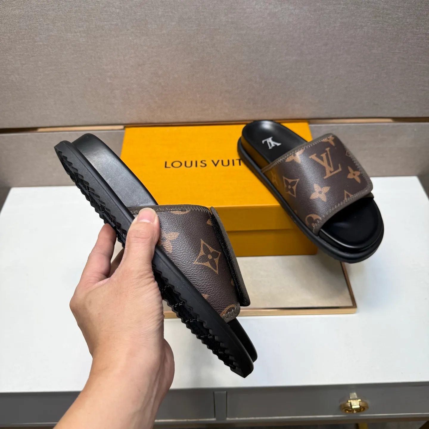 ⬛️Men's shoes 💰p320 [LV～] Men's casual slippers 2025z cabinet sales simultaneously 🔶Size: 38-44 #️⃣ 🔷3 colors🔜The upper is made of multi-material splicing ➕Genuine leather lining, comfortable and breathable, sole: original comfortable and wear-resistant outsole, ⚠️real thing📱photographed🎬real thing is better📢📢📢